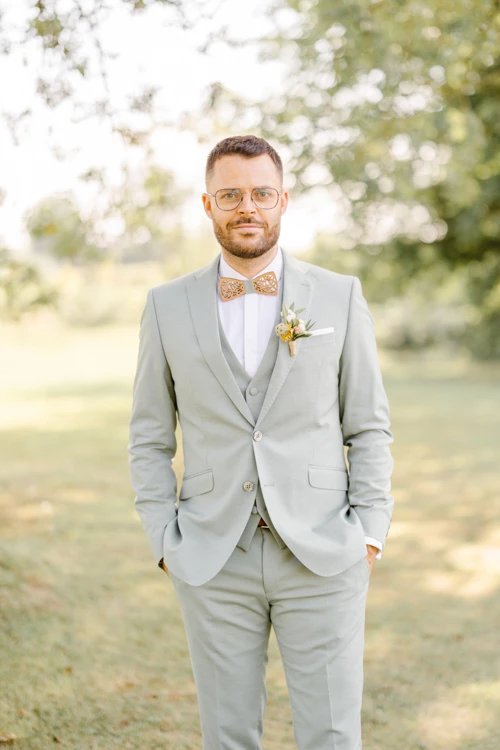 collier noeud papillon costume bouton gris